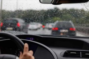 Kinh nghiệm lái xe khi trời mưa ai cũng nên biết